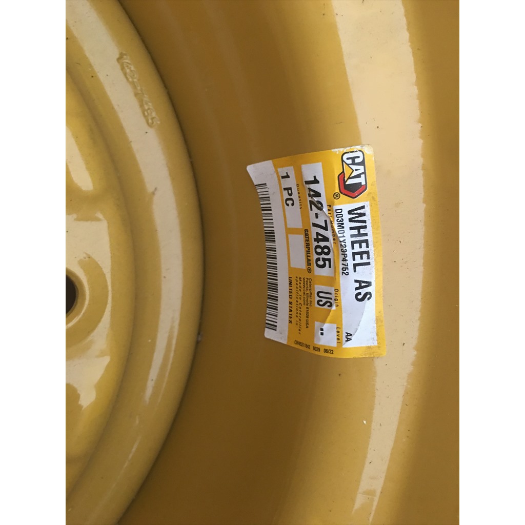 1427485 Wheel assembly - close-up of the label on a yellow wheel