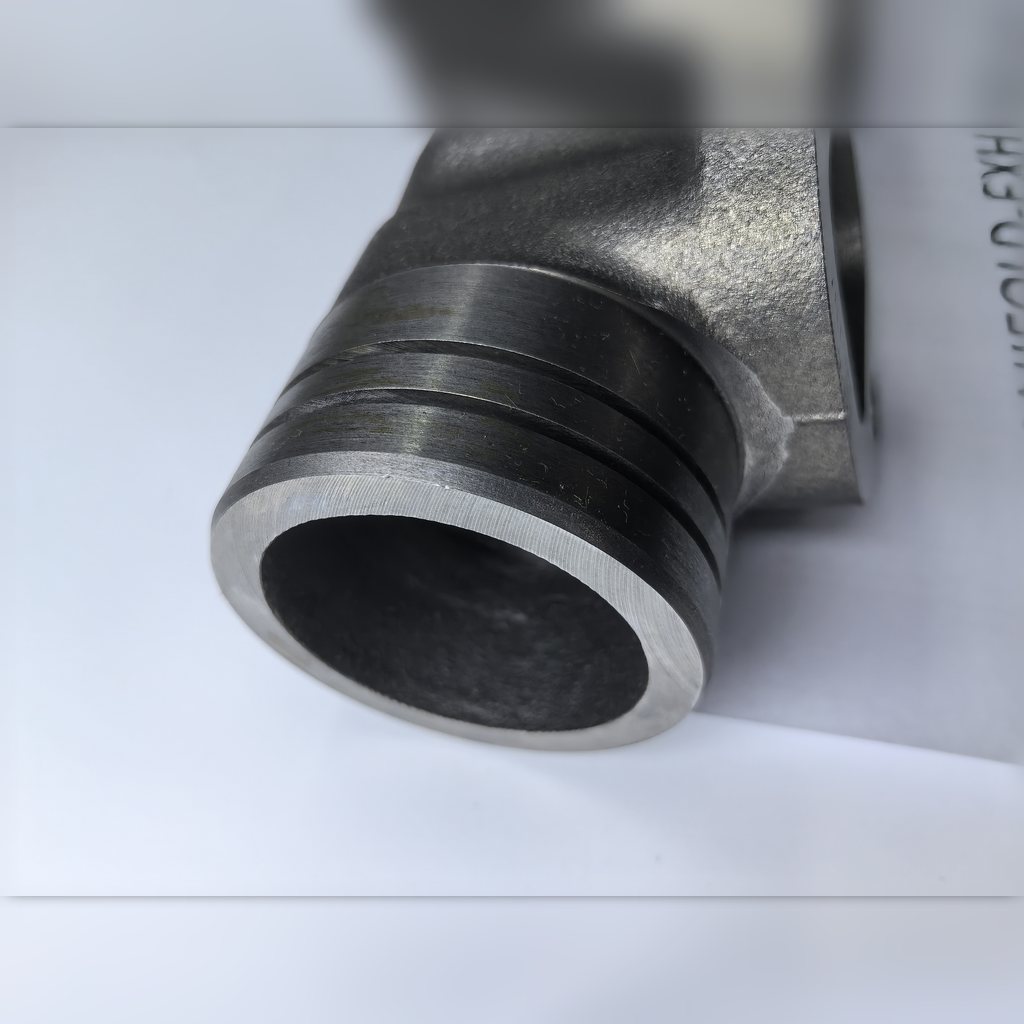 1633103 Exhaust manifold - close-up of the threaded manifold opening