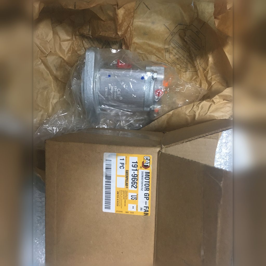 1919662 Fan Motor Group - motor and labeled carton laid out together