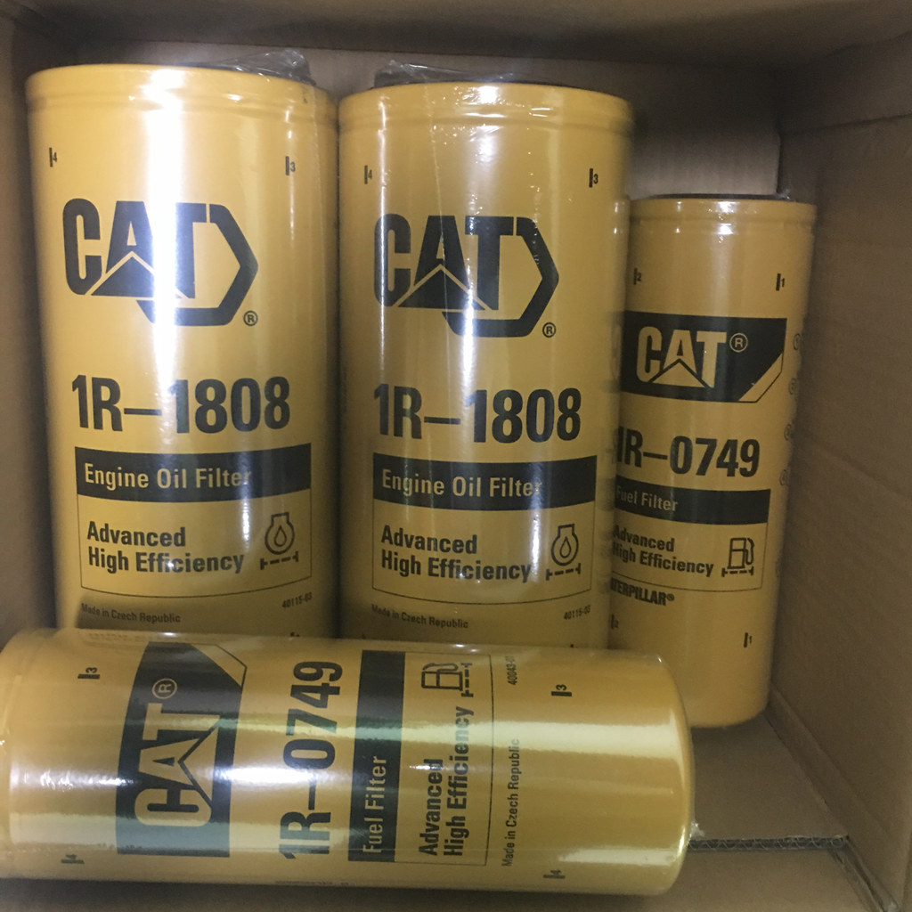 1R1808 Lubrication Filter - assorted yellow filter canisters in a shipping carton