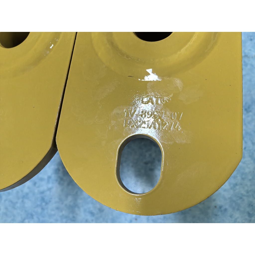 1V-8957 Pin - close-up of the yellow plate surface and mounting opening