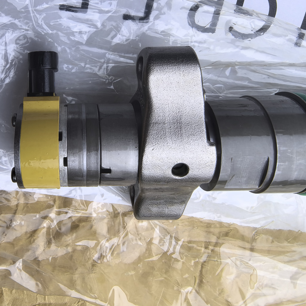 2360962 Injector group - close-up of the injector body and mounting collar