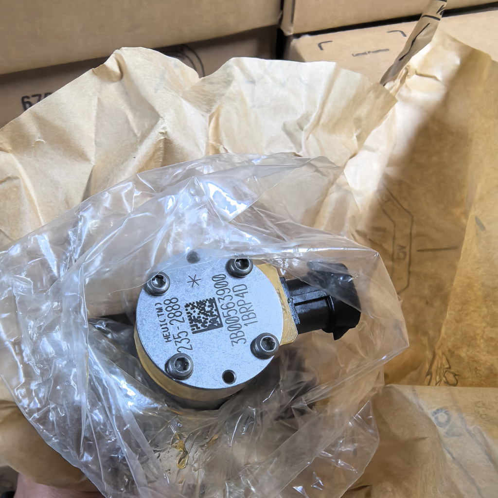 2360962 Injector group - injector top face inside protective packaging