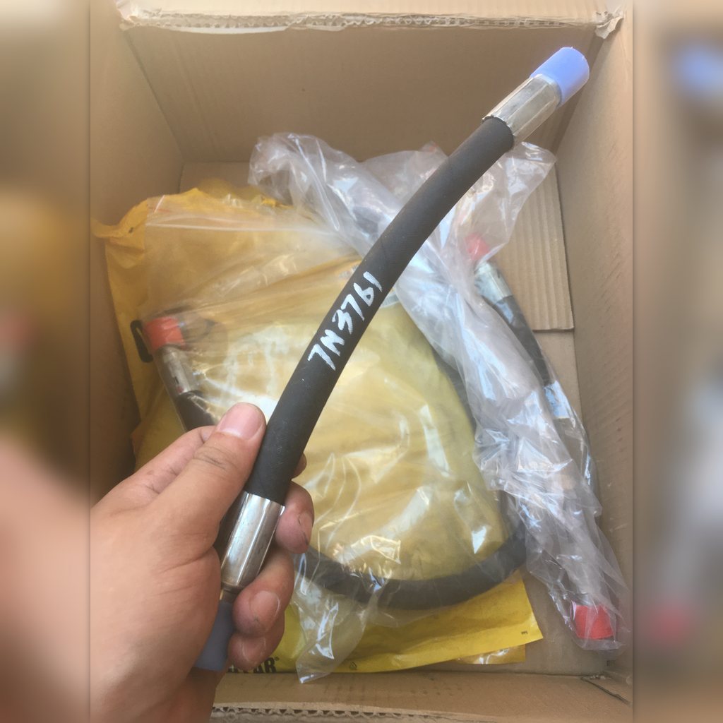 7N3761 Hose assembly - hose held above packing material